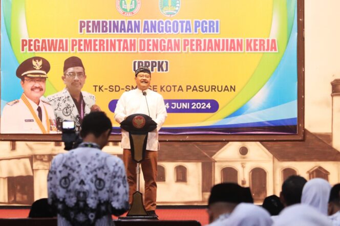 
Buka Pembinaan Anggota PGRI, Gus Ipul Ajak Para Guru Ukir Prestasi