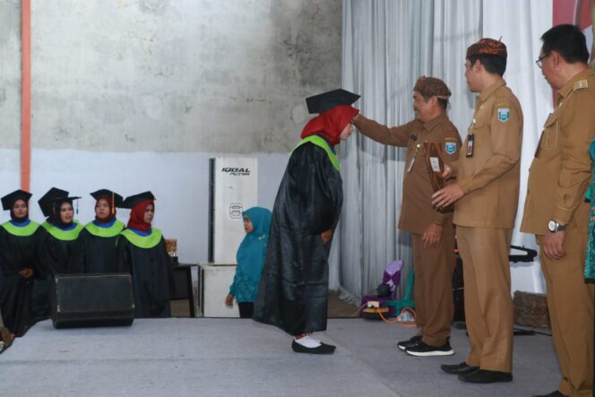 
305 Lulusan SOTH di Kecamatan Gending Diwisuda