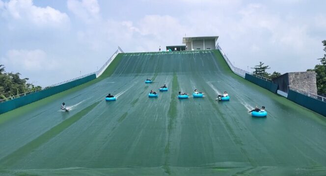 
Menikmati Liburan Panjang di Wisata Prosotan Air Tertinggi dan Terpanjang yang Lagi Viral di Pasuruan