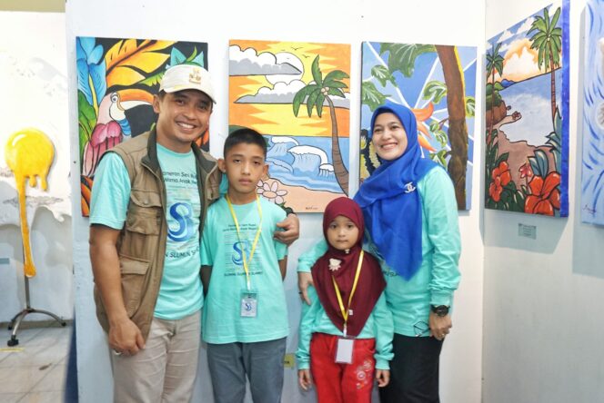 
Mas Adi Apresiasi Pameran Seni Rupa Anak Sluman Slumun Slamet