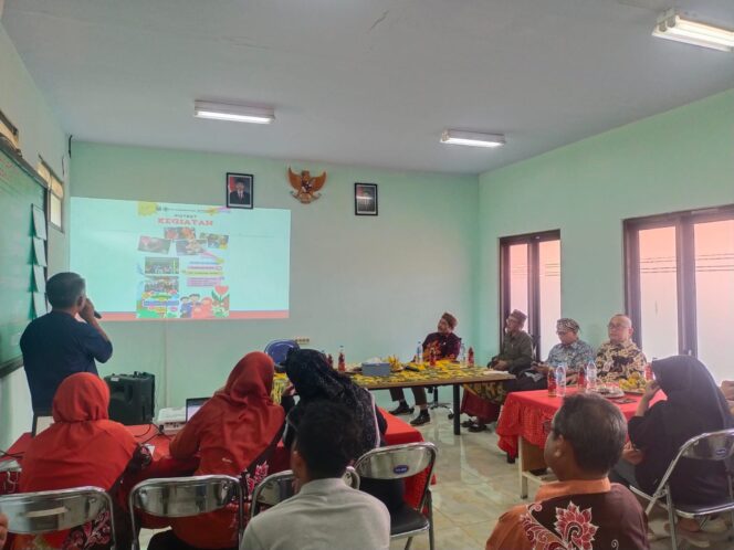 
TPPS Kabupaten Probolinggo Pantau Langsung Kegiatan Intervensi Cegah Stunting Serentak di Puskesmas Paiton