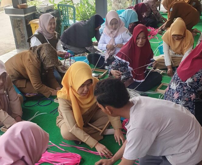 
Ratusan Pengurus PKK di Probolinggo Dibekali Pelatihan Kerajinan Anyaman Tas