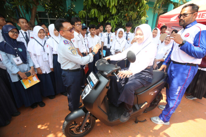 
Bersinergi dengan Dishub, MPM Honda Jatim Kampanyekan #Cari_Aman untuk Pelajar di Moment MPLS 