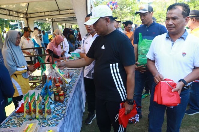 
Hari Bhakti Adhyaksa ke-64, Kejari Gelar Senam Bersama dan Pasar Murah