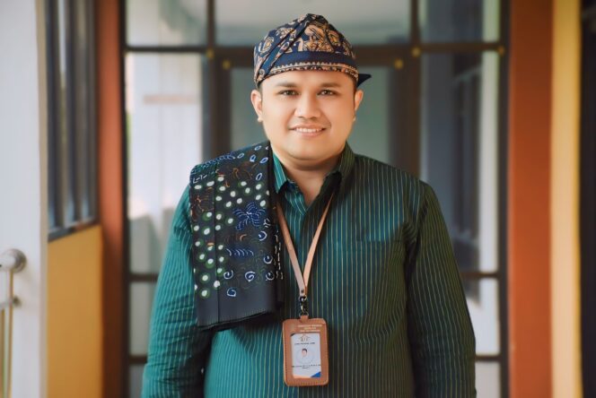 
Cak Syukron Aby, Trainer Capacity Building, Konsultan Pendidikan dan Profesional Muda Multitalenta Asal Pasuruan