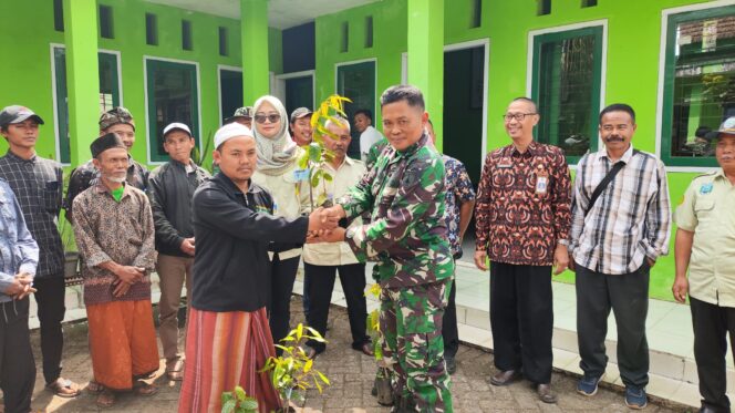 
Dukung TMMD ke-121, Diperta Serahkan Bantuan Bagi Tiga Kelompok Tani