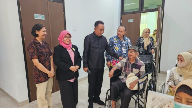 
Pj Bupati Ugas Kunjungi Beberapa Fasilitas Penting di RSUD Waluyo Jati