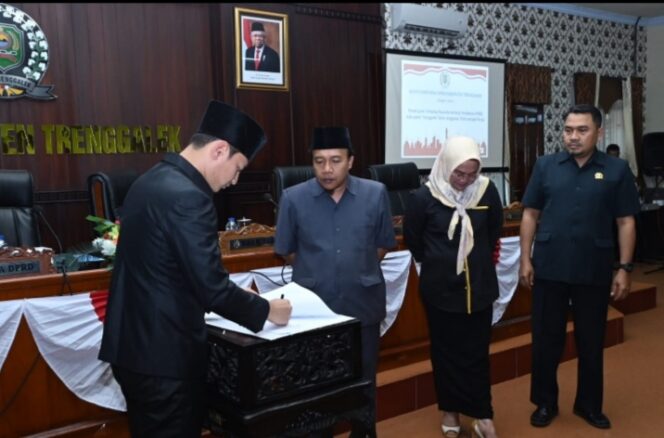
DPRD Trenggalek Perdakan APBD – P 2024