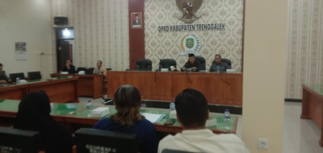 
Komisi III DPRD Trengggalek Terima Aspirasi Warga Terdampak Jembatan Bendorejo