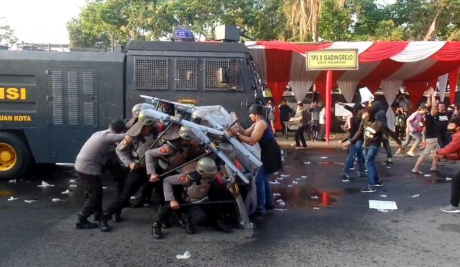 
Ratusan Massa Berdemo di Mapolres Pasuruan Kota, Ada Apa Ya?