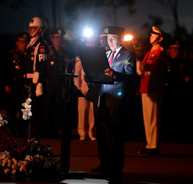 
Presiden Jokowi Pimpin Apel Kehormatan dan Renungan Suci di Taman Kusuma Bangsa IKN