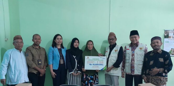 
Marbot Masjid di Pasuruan Terima Santunan Rp 42 Juta dari BPJS Ketenagakerjaan
