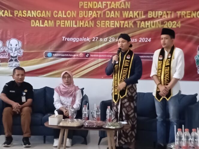 
Resmi Diusung 8 Parpol, Mas Ipin-Syah Nata Daftar ke KPU Trenggalek