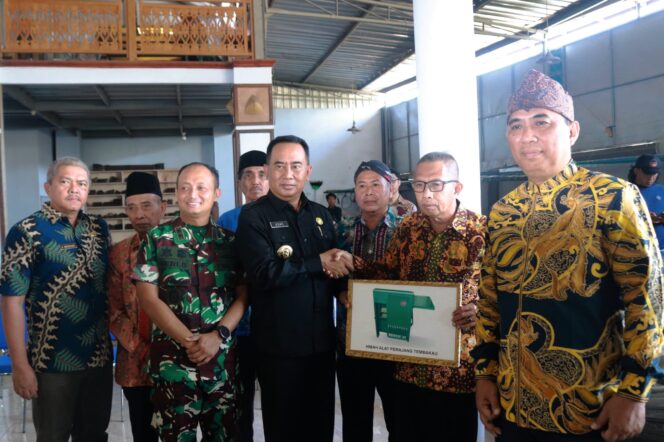 
DKUPP Probolinggo Serahkan Secara Simbolis Hibah Alat Produksi untuk Industri Kecil