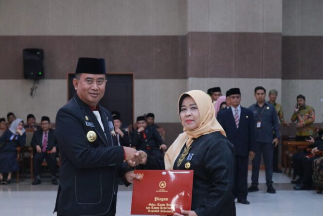 
762 PNS Terima Tanda Kehormatan Satyalancana Karya Satya XXX, XX dan X