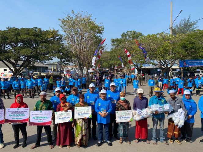 
BPJS Ketenagakerjaan Pasuruan Serahkan Rp 42 Juta untuk Aksi Bersih Pantai dan Laut