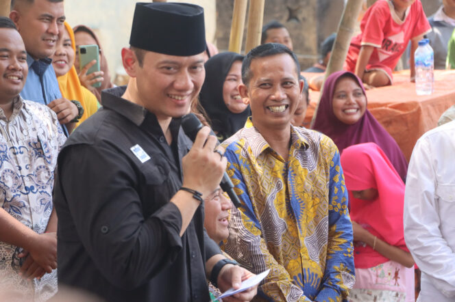 
AHY Berikan 52 Sertifikat Tanah Elektronik untuk Warga Pasuruan