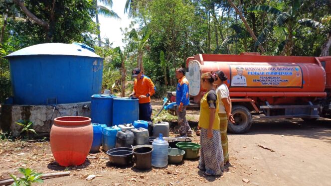 
TRC PB BPBD Distribusikan Air Bersih di Desa Gunung Bekel