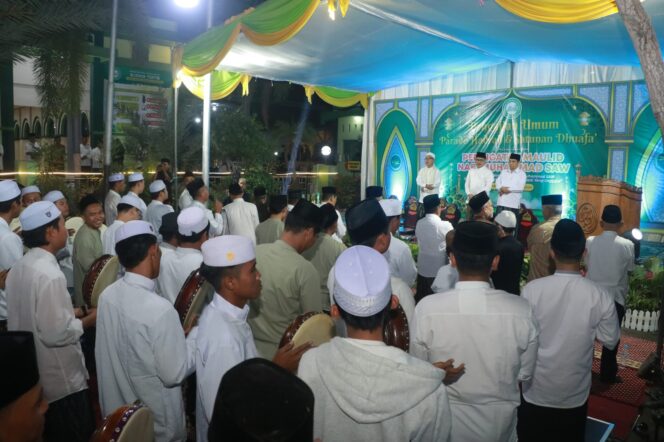 
Masjid Agung Ar-Raudlah Kraksaan Gelar Peringatan Maulid Nabi Muhammad SAW