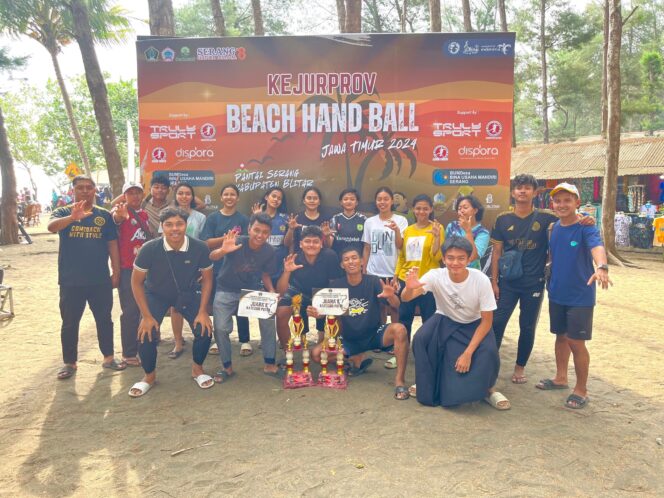
Tim Putra-Putri Trenggalek Runner Up Kejurprov Beach Hand Ball 2024 