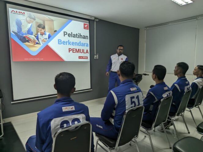 
Komitmen Tingkatkan Keselamatan Berkendara, MPM Honda Jatim Buka Pelatihan Safety Riding untuk Pemula
