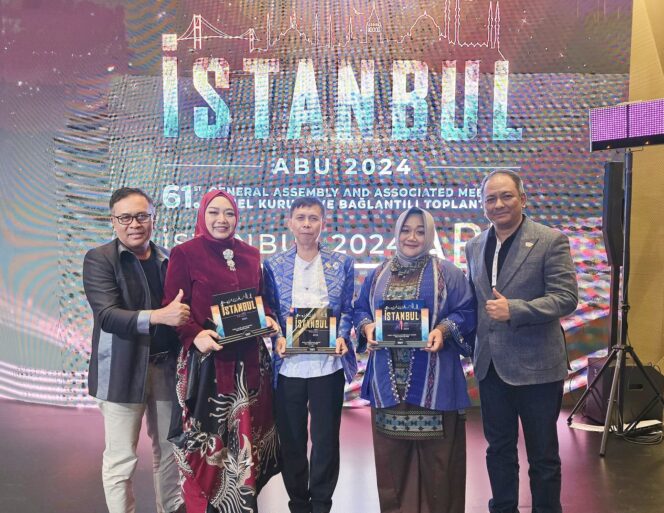 Esty Sulistya (baju biru dua dari kanan) bersama Direktur Utama RRI Ignatius Hendrasmo, Direktur Program Produksi RRI- Mistam, dan pemenang lain dari RRI, di Istanbul Turkiye, 22 Oktober 2024.