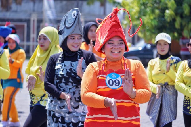 
Unik, Ibu-ibu di Pasuruan Senam GEMARIKAN dengan Pakai Kostum Cosplay Beragam Jenis Ikan