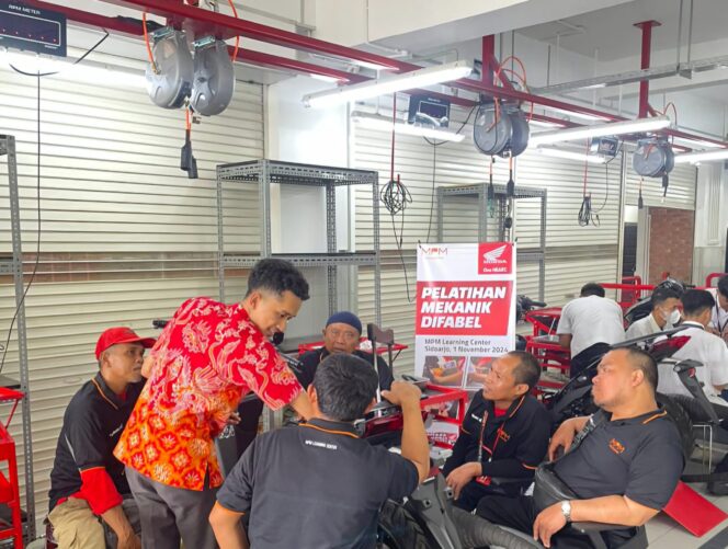 
Dukung Mobilitas dan Kemandirian, MPM Honda Jatim Salurkan Alat Bengkel untuk Disabilitas