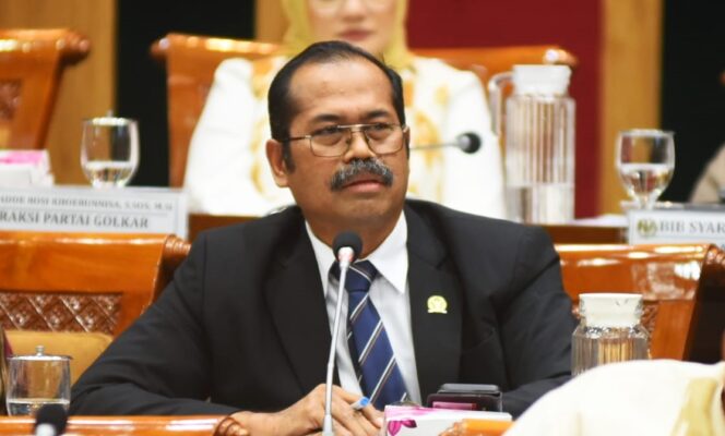 
Tidak Boleh Ada Diskriminasi Gaji untuk Dosen dan Tenaga Pendukung Perguruan Tinggi