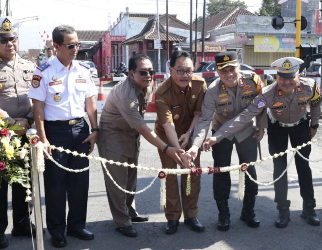 
Pjs Bupati Blitar Resmikan 12 Titik Palang Pintu dan Pos Jaga Perlintasan Kereta Api