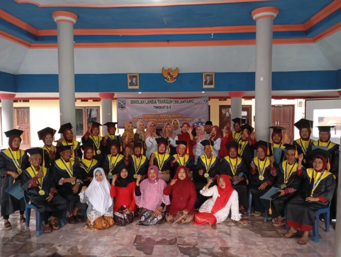 
25 Siswa Sekolah Lansia Tangguh Diwisuda