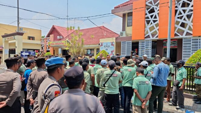 
Minta Usut Tuntas Kasus Politik Uang, Puluhan Satgas AMP Luruk Mapolres Probolinggo Kota