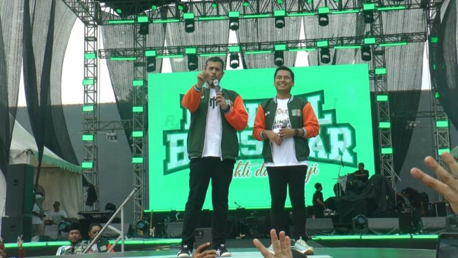 
Kampanye Akbar, Ndarboy Genk Hibur Ribuan Massa Paslon Walikota Probolinggo Handal Bersinar