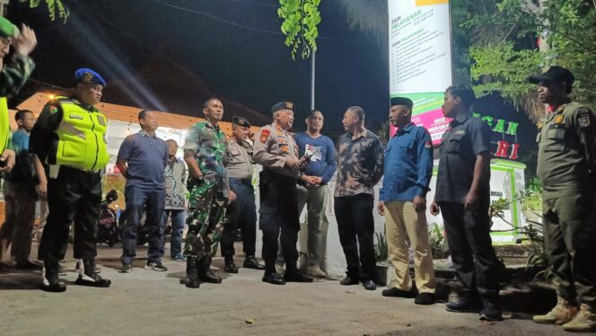 
Harapkan Kamtibmas Jelang Coblosan Pilkada Berjalan Kondusif, Polres Probolinggo Kota Gelar Patroli Sekala Besar