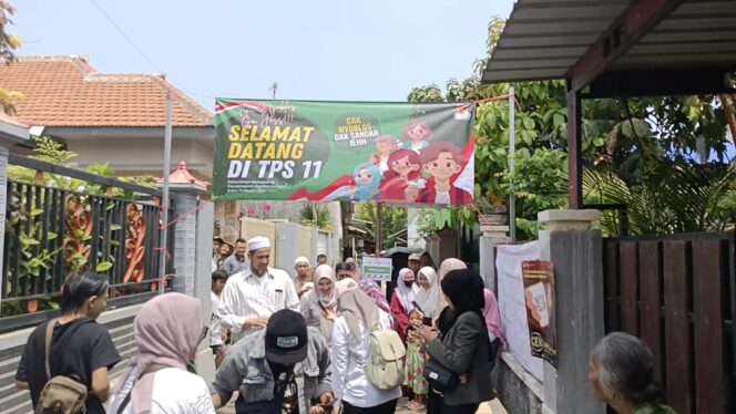 
Jalan Kaki ke TPS, Calon Walikota Habib Hadi Disambut Hangat Masyarakat