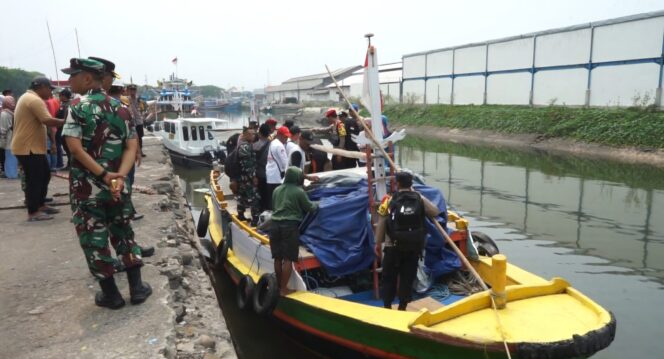 
Gunakan Perahu Tradisinoal, Logistik Pemilu Dikirim ke Pulau Gili Ketapang dengan Kawalan Ketat Petugas TNI – Polri