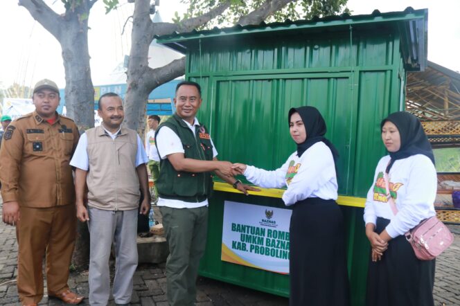 
Baznas Serahkan Paket Sembako, Bantuan Rombong UMKM dan Pemeliharaan Gedung MI