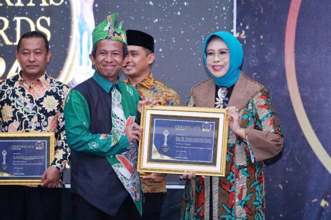 
Fatma Saifullah Yusuf Terima Penghargaan Tokoh Perempuan Inspiratif Penggerak UMKM