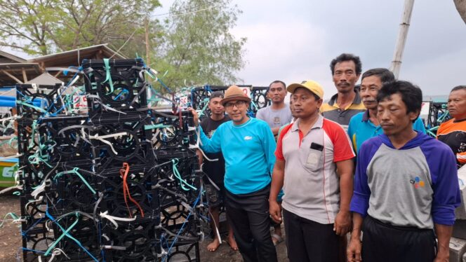 
Anggota DPRD Jatim Mahdi Serahkan Bantuan Rumah Ikan untuk Nelayan