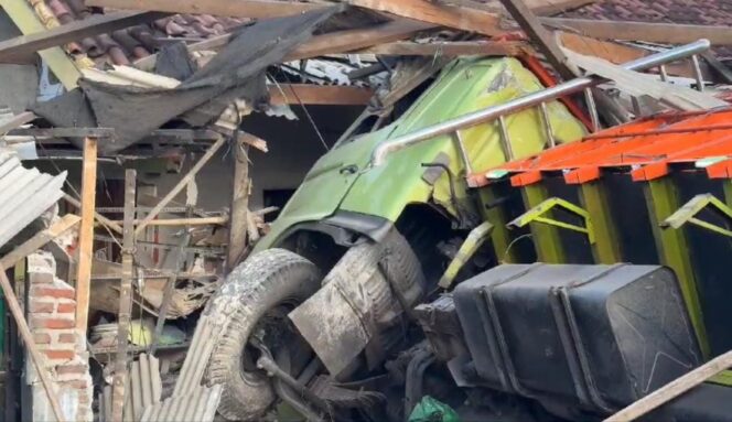 
Truk Fuso Muatan Beras Seruduk Dua Rumah Warga di Pasuruan