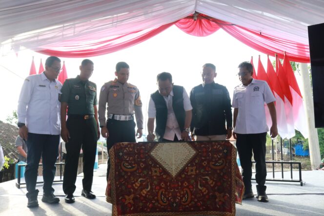 
Pj Bupati Ugas Resmikan Jembatan Sebaung Ruas Jalan Sebaung-Sumberkerang