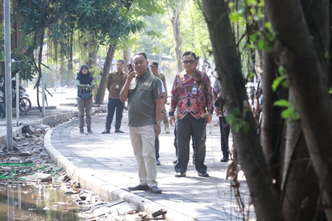 
Pj Bupati Ugas Tinjau Penanganan Genangan Air di Rest Area Gelora Merdeka Kraksaan