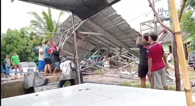 
Diterjang Angin, Puluhan Rumah di Kota Pasuruan Rusak