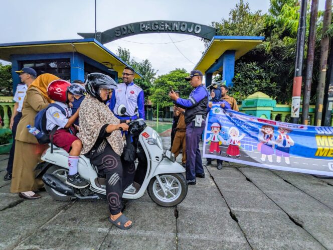 
Bangun Kesadaran Berkendara Sejak Dini Pentingnya #Cari_Aman Berkendara, Bersinergi dengan Dishub Sidoarjo