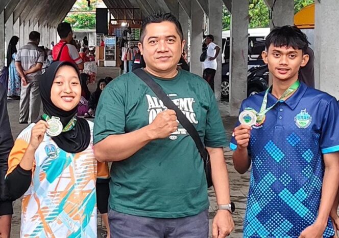 
Dua Atlet Kurash Asal Kabupaten Probolinggo Raih Medali di Kejurprov Beach Kurash Jatim 2024