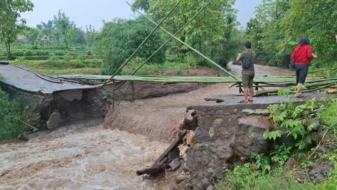 
Hujan Deras, Jembatan Penghubung Dua Kecamatan di Kabupaten Probolinggo Ambrol