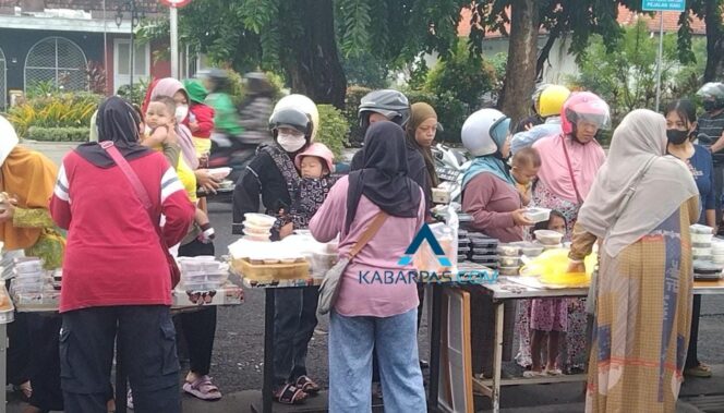 
Dalam Hitungan 2 Jam, Ribuan Nasi Ludes Diserbu Pembeli 