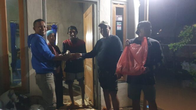 
Pemdes Ranggeh Distribusikan 400 Nasi Bungkus untuk Warganya yang Terdampak Banjir