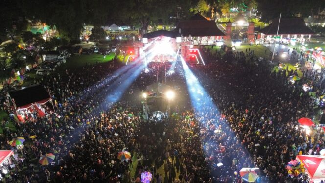 
Antusiasme Warga Blitar Warnai Kemeriahan Launching New Honda PCX160 Bareng Deny Cak Nan