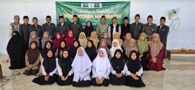 
Peringati Harlah ke-102 NU, RMI NU Kota Kraksaan Gelar Diklat Pesantren Membatik